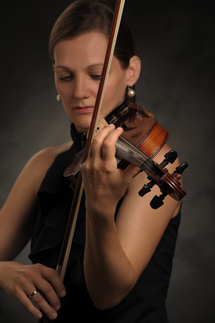 Orsi Szalados Orsi's image holding her violin and bow ready to play.